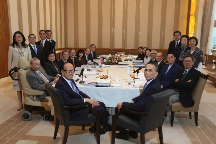 　李嘉诚、李泽钜与董事合照