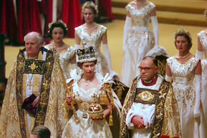　　▲1953年6月2日，英国公主伊丽莎白在威斯敏斯特教堂加冕，她接过象征权力的权杖，戴上国王象征的王冠，成为名副其实的英国女王，也就是人们熟知的伊丽莎白二世。