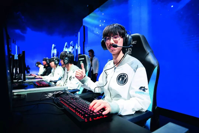 2018年，Baolan（右一）与iG俱乐部的其他同伴在韩国S8比赛期间。摄影/一村