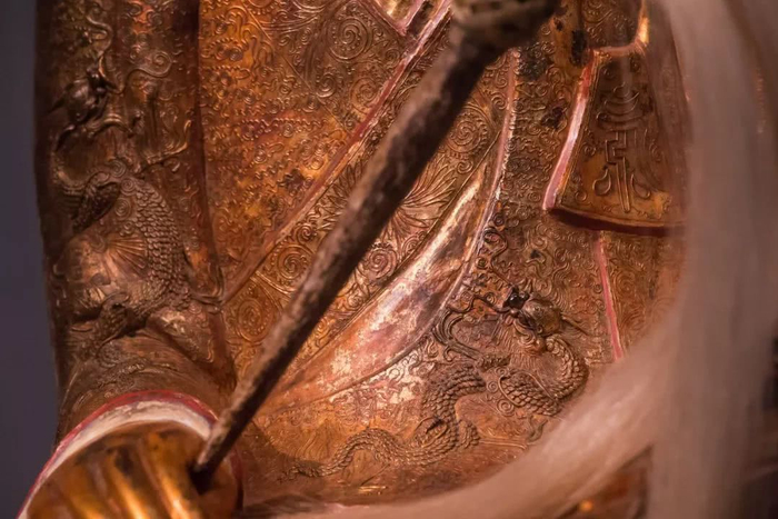 这是2015年3月3日在匈牙利自然科学博物馆拍摄的专家研究僧人肉身宝像的资料照片及局部照 图据新华社