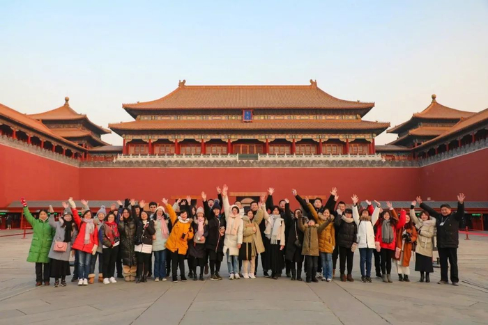  2019年元旦，单院长与新年故宫的第一批参观者合影留念。