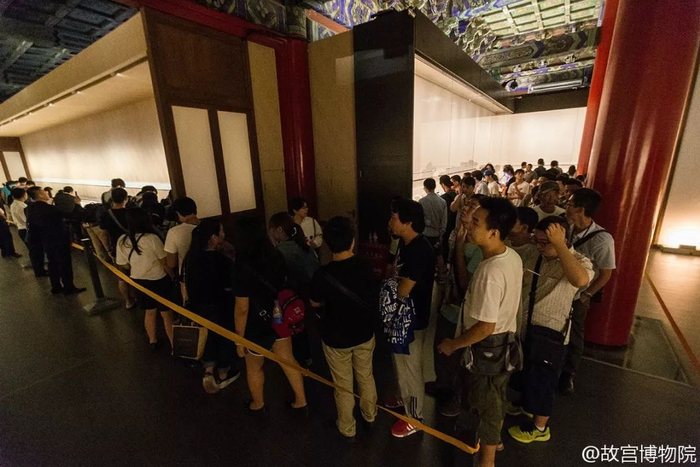 “石渠宝笈”展览期间，慕名而来的观众为一睹国宝风采不辞辛苦排起长长的队伍。