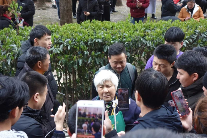 莫名其妙就成了网红的路人奶奶。