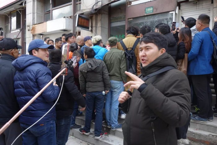自称从新疆赶来围观的网友。