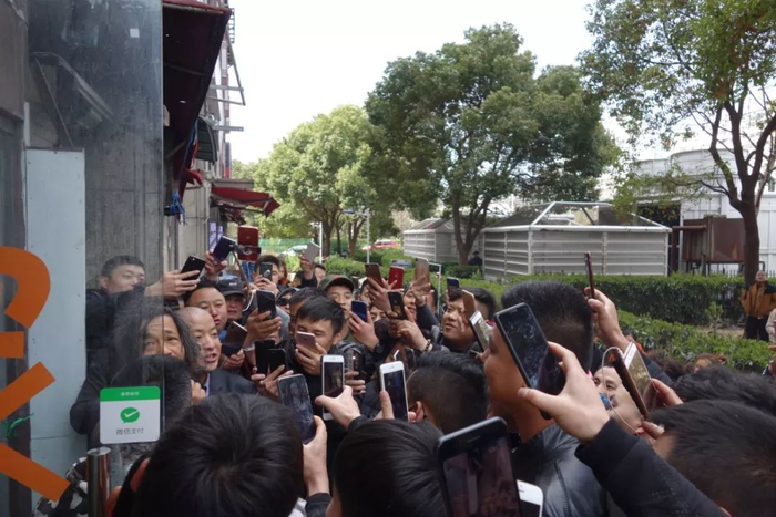 沈巍被围观网友们堵在门口。