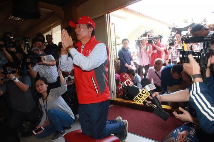 郭台铭参拜关公 &nbsp;图源：台湾联合新闻网