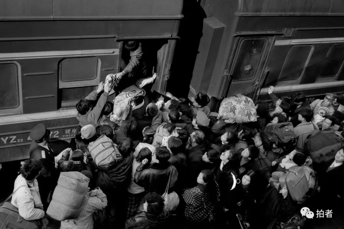 ▲1994年，哈尔滨站，人们涌向车厢。