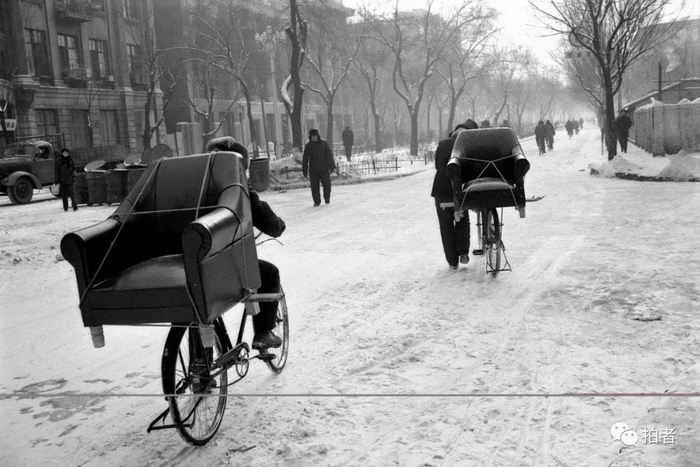 ▲1987年，哈尔滨，市民用自行车驮沙发回家。
