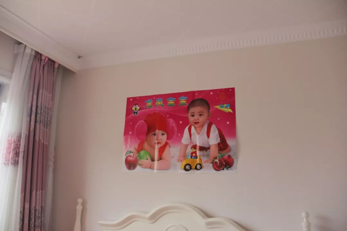 两人曾计划要个孩子，墙上贴着“龙凤宝宝”的画。新京报记者庞礴&nbsp;摄