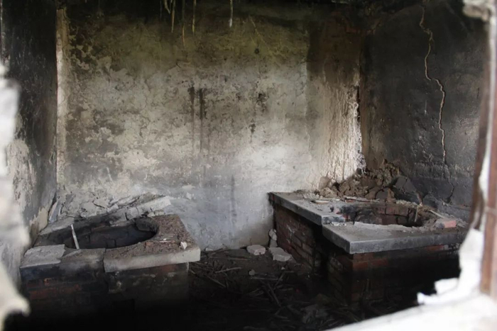 9月10日，刘忠林旧家的土坯房。因为多年无人住，灶台已经不能使用。新京报记者庞礴 摄