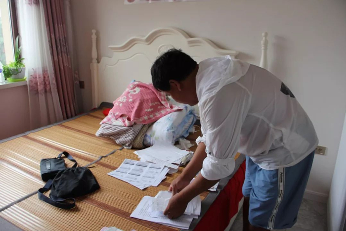 　　9月7日，刘忠林向记者展示消费凭证、转账记录等文件，这些将成为他离婚、分割财产的证据。新京报记者庞礴&nbsp;摄