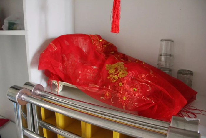 9月7日，刘忠林家玻璃杯的托盘上还罩着喜庆的红纱。新京报记者庞礴 摄