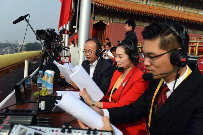 　　现在，我们在位于天安门城楼上的直播席，为您播音（从右往左依次为：主持人子文、主持人林溪、军事观察员吕锡成）