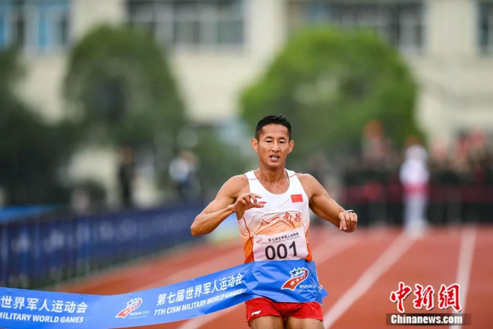  中国选手潘玉程在军事五项越野跑比赛中。中新社记者 何蓬磊 摄