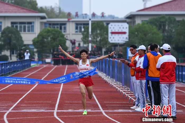 军事五项越野跑比赛中国选手卢嫔嫔冲线抵达终点。中新社记者 何蓬磊 摄