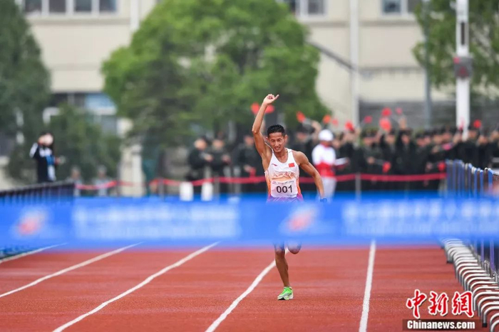  中国选手潘玉程在军事五项越野跑比赛中。中新社记者 何蓬磊 摄