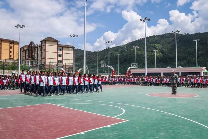 高一的新生们正在新操场上进行军训