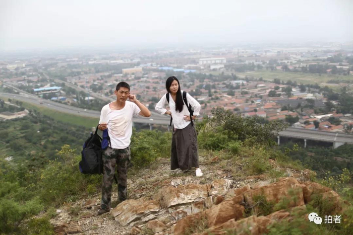  △&nbsp;2015年8月31日，北京市昌平区南口镇，原新京报记者黄颖和采访对象一起寻访抗日遗址。摄影/新京报记者浦峰