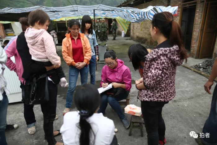  △&nbsp;2013年4月22日，&nbsp;四川省雅安市芦山县清仁乡，原新京报记者朱柳笛在地震灾区采访。摄影/新京报记者浦峰