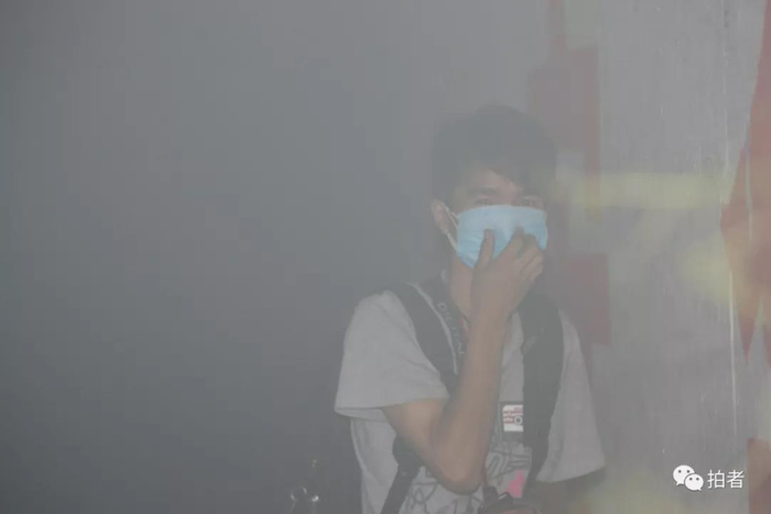  △&nbsp;2009年5月20日，北京东六环由北向南次渠收费站附近发生一起运输车运载化学品泄漏事故，新京报记者王贵彬在现场拍摄。摄影/张沫