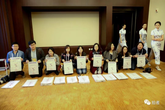  △&nbsp;2014年11月21日，浙江乌镇，新京报记者在分发第一届世界互联网大会特刊。摄影/新京报记者浦峰