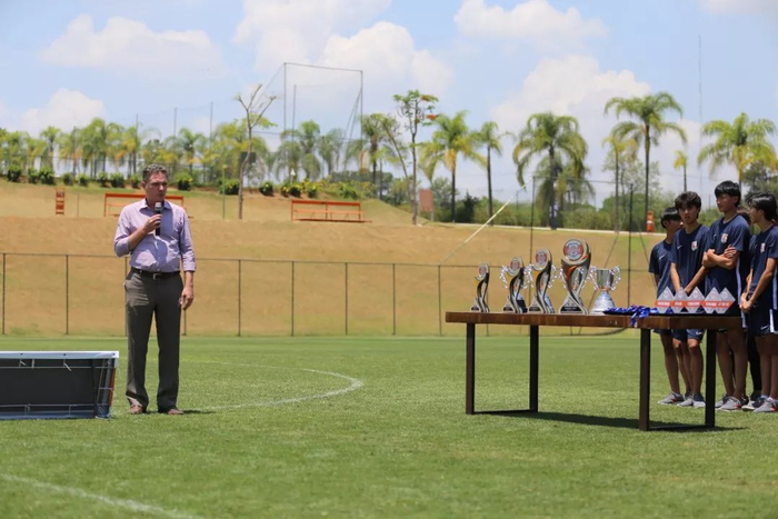 巴西体育总经理马塞洛·利马（左一）和鲁能U16队员讲话。鲁能巴西体育中心供图