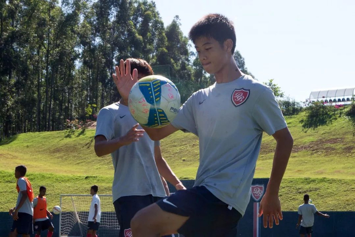 来自鲁能足球学校的小球员在训练中。新华社记者徐子鉴摄