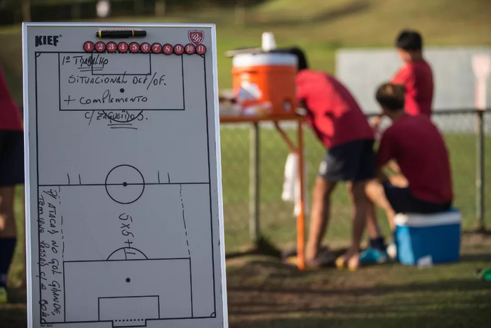 在巴西圣保罗州鲁能巴西体育中心拍摄的山东鲁能U16队训练战术板。新华社记者李明摄