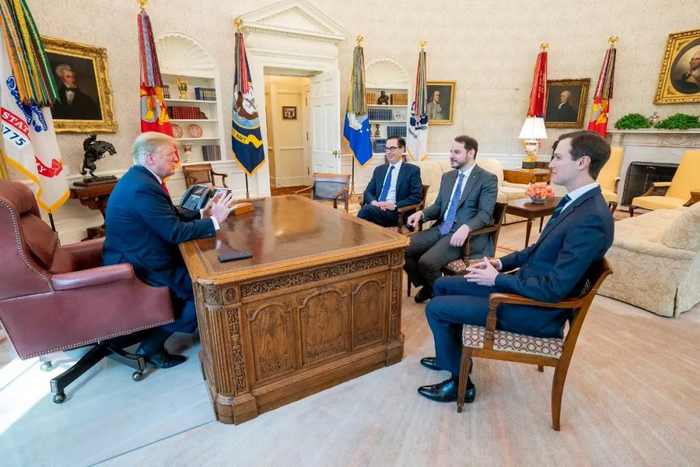 ▲特朗普（左）在椭圆办公室接见阿尔巴伊拉克（右二）。（土耳其驻芝加哥领事馆推特）