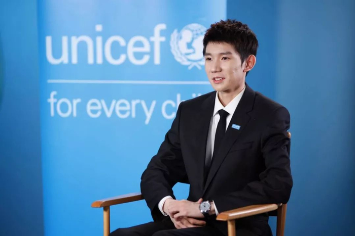  11月20日，联合国儿童基金会大使、中国青年歌手王源在美国纽约接受新华社采访。新华社记者 李木子 摄