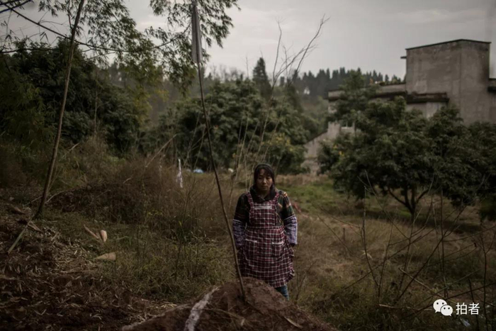  △&nbsp;许林芳站在丈夫的墓前，“原本他是可以老死的。”她有点后悔。丈夫虐待了她那么久，她从来没有还过手，也没有向外界求助，更没有别人帮助过她。在农村，对丈夫的打骂逆来顺受仿佛是一件自然的事情，直到2014年底，在唯一的一次反抗中，她掐死了他。