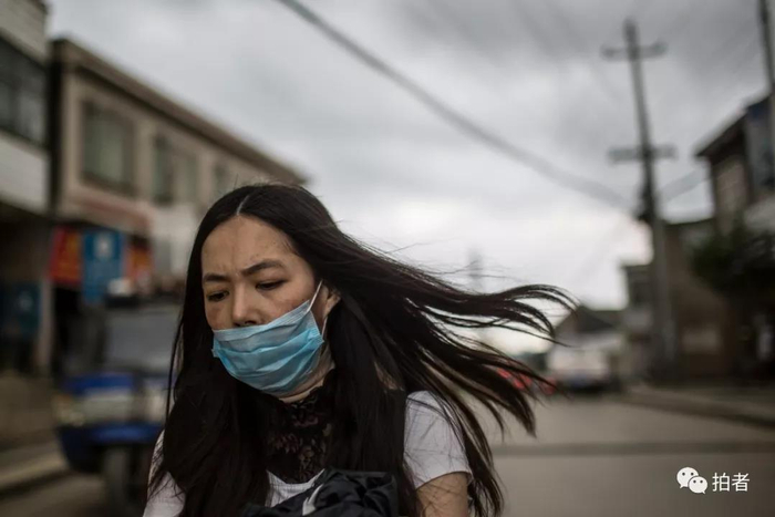  △&nbsp;因为一次口角，桂翠的身体被结识不到一个月的男友李强用酒精点燃。事发后，面对大面积烧伤的女友，李强软硬兼施，一边威胁桂翠不能报警，一边假意承诺“会给你医好，和你结婚生孩子。”