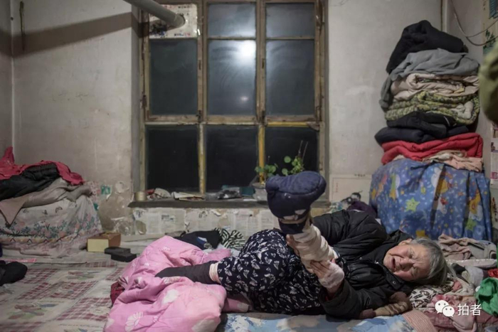 &nbsp; △&nbsp;无人赡养加上病痛缠身，崔兰枝在寒冬中忍受着关节病的剧痛，一贫如洗的家境以及绝望的人生，她也曾试图结束自己的生命，然而对于那个向她施暴的丈夫，她说了一句：“我不希望跟他葬在一起。”