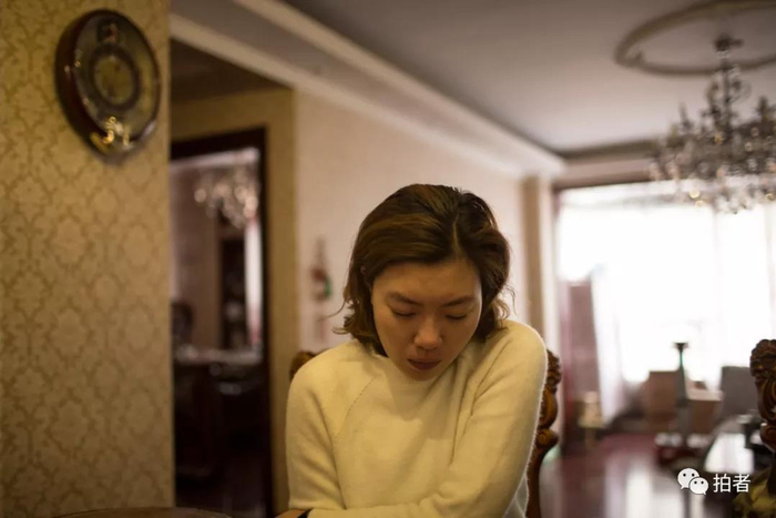  △&nbsp;“想逃命了也顾不了那么多了。”黄芳说。丈夫第一个出现在她身边。黄芳躺在地上央求他打120，“他骂了我一句，就跑了。”后来，她的丈夫不见踪影，黄芳觉得很庆幸，因为她终于脱离了他的魔掌。