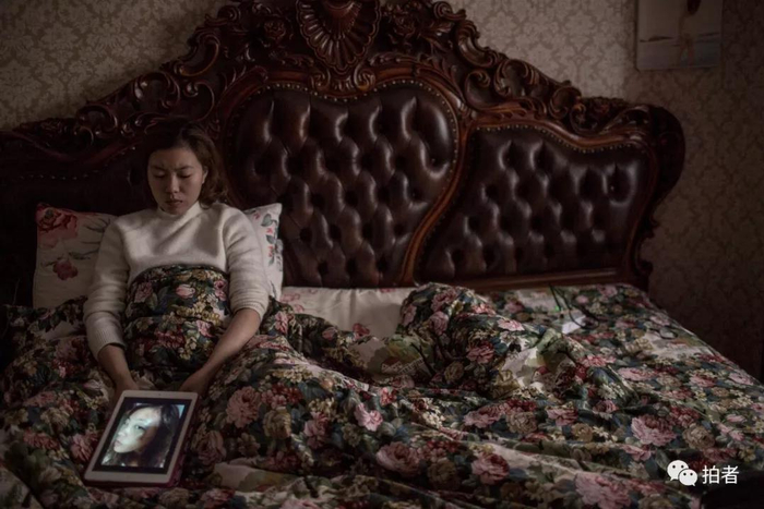  △&nbsp;黄芳展示自己的受伤照片，这是她为数不多留下来的证据。由于周围的人都劝她要忍耐，黄芳才一直没有离开丈夫。直到她发现了丈夫吸毒，被丈夫用刀威胁时，黄芳从三楼跳了下去，导致盆骨骨折。