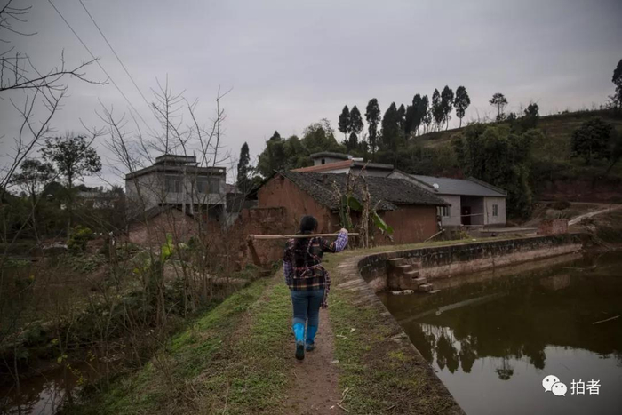  △&nbsp;文化水平低的许林芳在缓刑期间只能靠农活来维持生计，生活的困境让她感到无力。
