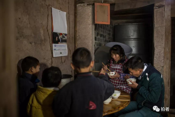  △&nbsp;许林芳一家仍住在那个事发的危房里，房子里还挂着丈夫的遗照，家里的孩子从小就目睹了父亲对母亲的施暴。丈夫走后，四个子女都需要照顾，重担压在了许林芳和大儿子身上，三个孩子还没上户口也一直困扰着她。