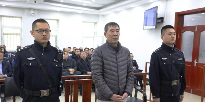 伊春市原副市长,公安局局长李伟东受贿案开庭