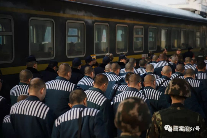 ▲北京遣送民警与当地监狱民警在列车乘客下车之前完成交接。新京报记者 郑新洽 摄