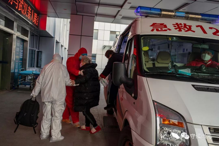 2月17日，湖北省孝感市中心医院， 120急救车送来一名糖尿病病人。近期孝感市新冠肺炎新增确诊数上升速度依然较快，车上的司机和医护人员在出勤时要全副武装。中青报·中青网记者 李隽辉/摄
