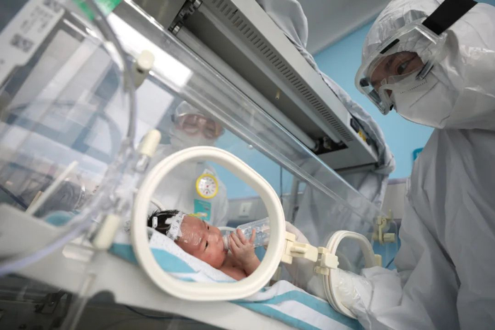 　　3月21日，湖北省武汉市儿童医院新生儿隔离病房，医生和护士们正在照看新冠肺炎疫情发生后感染的孕妇分娩的婴儿。摄影/长江日报 陈卓