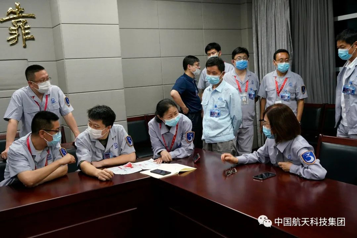 6月15日20时43分，火箭“两总”和技术人员针对技术问题进行紧急会商（刘淮宇 摄）