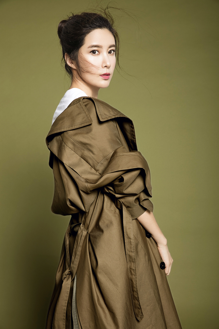 王珂时尚写真曝光 优雅性感诠释风衣女神范儿|_新浪新闻