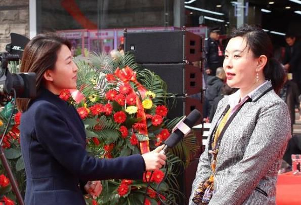 卜蜂莲花山东区总经理兰蓓蓓（右）