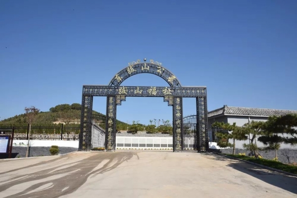 东跋山公墓大门。