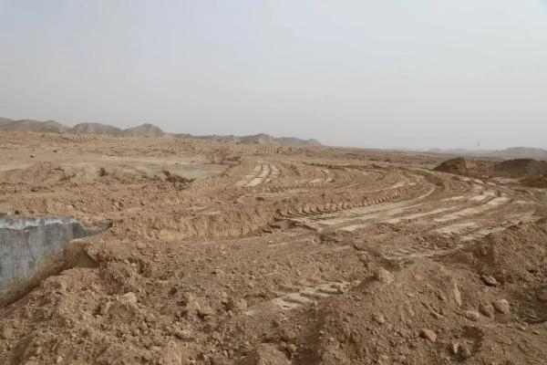 高山推为平地，沟壑耕地被填埋，一望无际，停工三年多，几乎寸草不生。