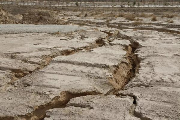 整理后的土地开裂，水土流失严重。