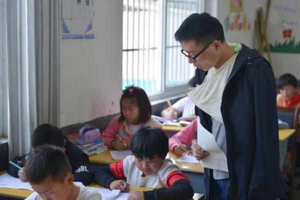 范恒发在给学生们上课 &nbsp;受访者供图