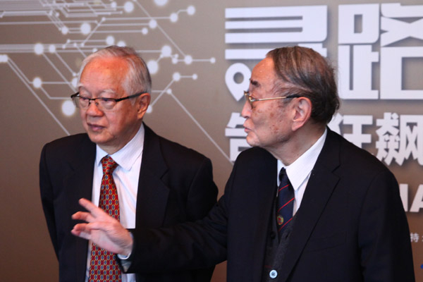 图为厉以宁（左）和吴敬琏（右） 两位都是著名经济学家、中国经济学界泰斗。