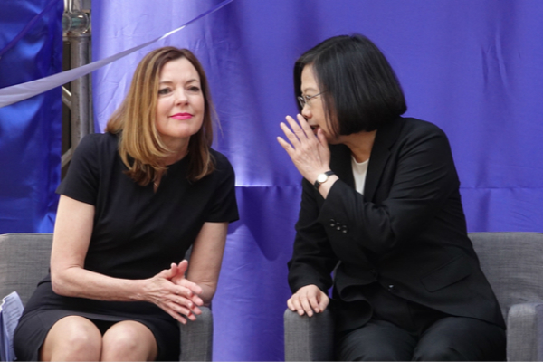 “美国在台协会”举行新馆落成典礼，蔡英文与美方代表互动密切。（图片来源：台媒）
